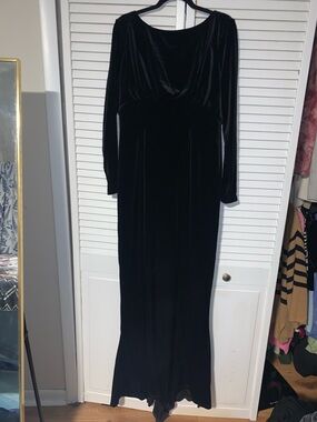 Laura Byrnes Plus Size Women’s Black Velvet Long-Sleeve Gown
